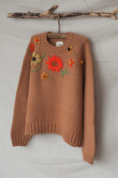 Свитер с вышивкой "Яркие подсолнухи"