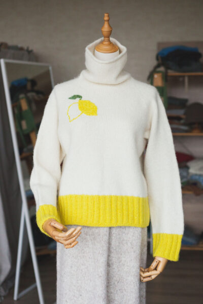 Свитер с вышивкой "Лимоны"