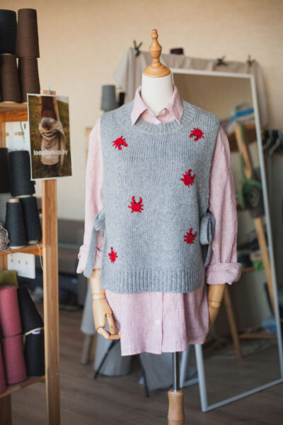 Жилет на завязках с вышивкой "Крабы"